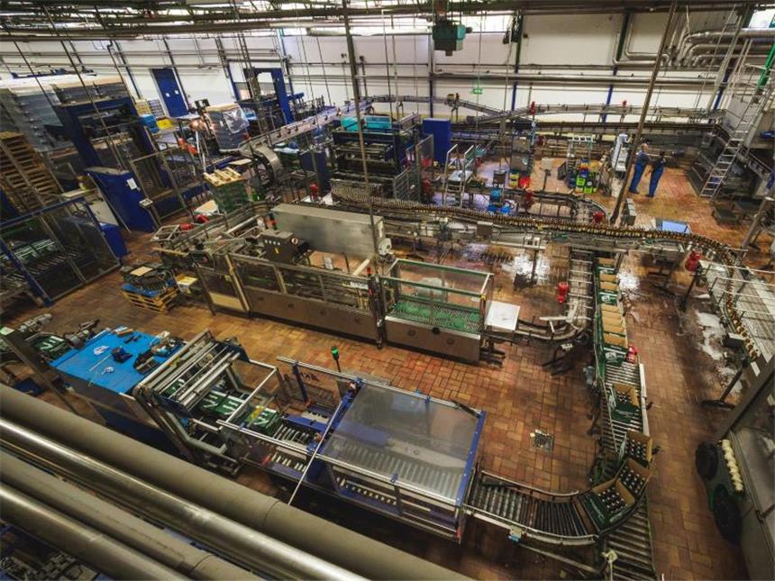Wie werde ich Brauer und Mälzer? Die Abfüllerei der Brauerei Kaiserdom in Bamberg. Bier zu brauen ist ein klassisches Handwerk, hat heute aber auch viel mit Technik zu tun. Foto: Nicolas Armer/dpa-tmn