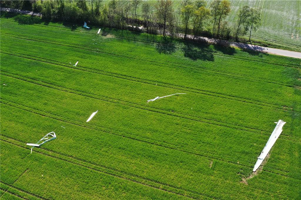 Die abgebrochenen Teile liegen auf dem Feld.