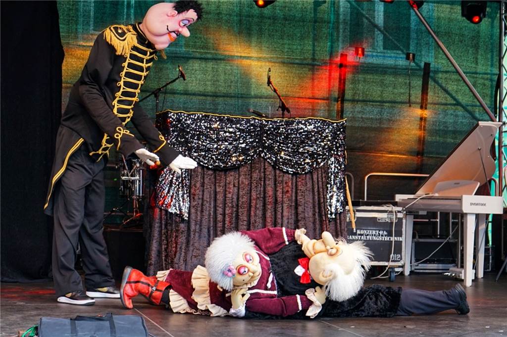 Bühnenprogramm begeisterte Kultursommer-Besucher Die abgedrehte Puppenshow sorgte für viele Lacher.