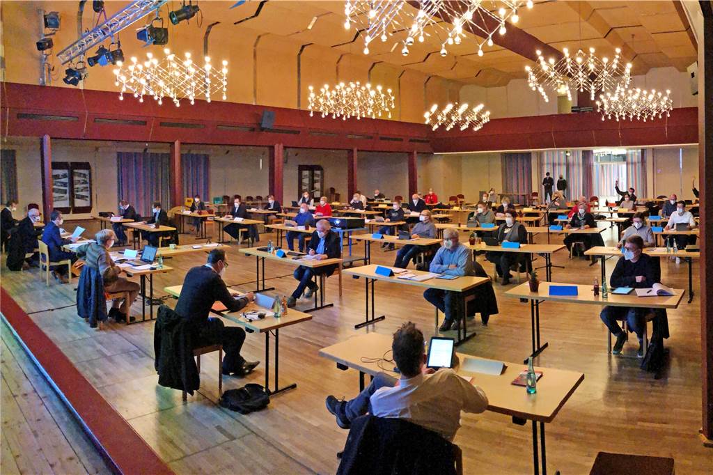 Statiker geben keine Garantie: Stadthalle Stadtlohn vorerst gesperrt Die abgehängte Decke in der Stadthalle gibt den Statikern noch Rätsel auf. Untersuchungen sollen in den nächsten zwei Wochen für Klarheit sorgen. Das Foto zeigt eine Ratssitzung in der Stadthalle.