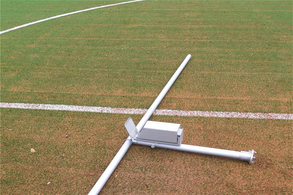 Vandalismus: Unbekannte rasen mit Auto über neue Leichtathletik-Anlage Die abgerissenen Geländer-Teile wurden in den Mittelkreis auf den Fußballplatz gelegt.