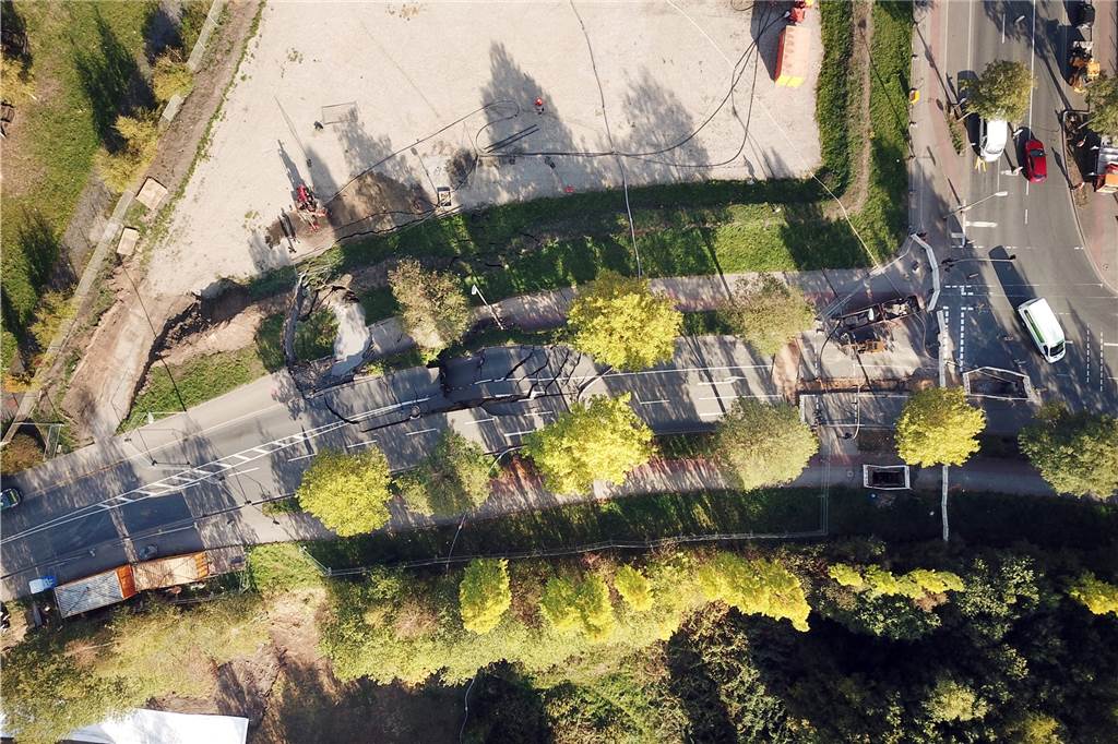 Gestählt für 150 Jahre: Riesen-Baustelle nach Tagesbruch bleibt bis 2021 Die abgesackte Emscherallee in Huckarde aus der Vogelperspektive.