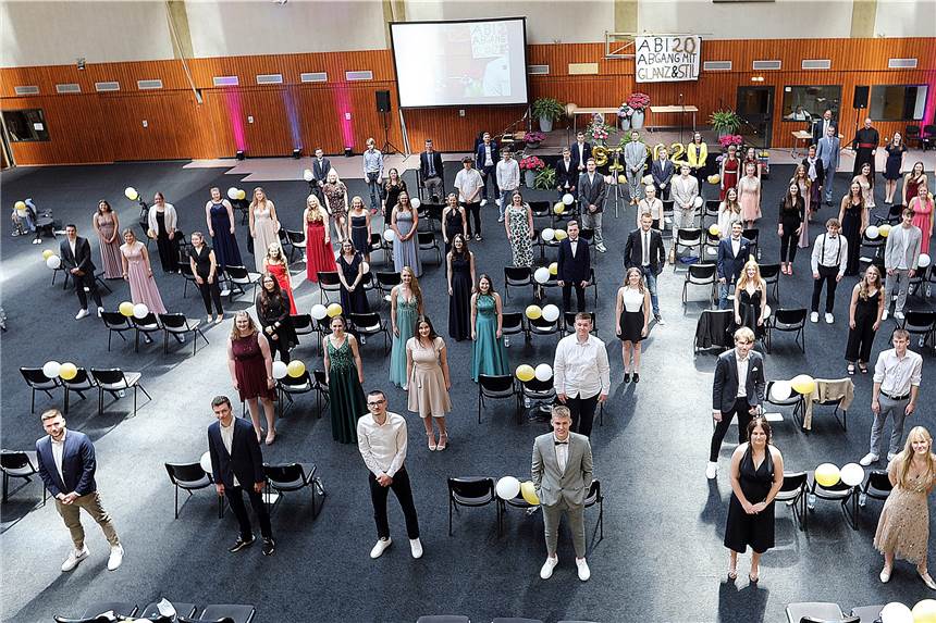 Gymnasium Maria Veen verabschiedete seine Abiturienten Die Abifeier des Gymnasiums der Mariannhiller Missionare in Maria Veen fand in der Dreifachturnhalle am Rathaus statt.