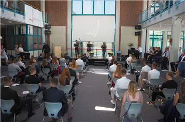 Die Abiturentlassfeier der Wolfhelmschule fand in zwei Gruppen statt - eine um 11 Uhr morgens und einen um 15 Uhr nachmittags.