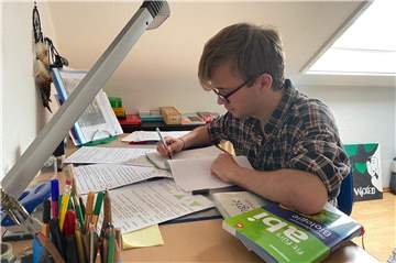 Die Abiturienten dürfen zu bestimmten Terminen wieder in die Schule, um sich auf die Prüfungen vorzubereiten. Trotzdem lernt Felix Deitermann hauptsächlich weiterhin zuhause.