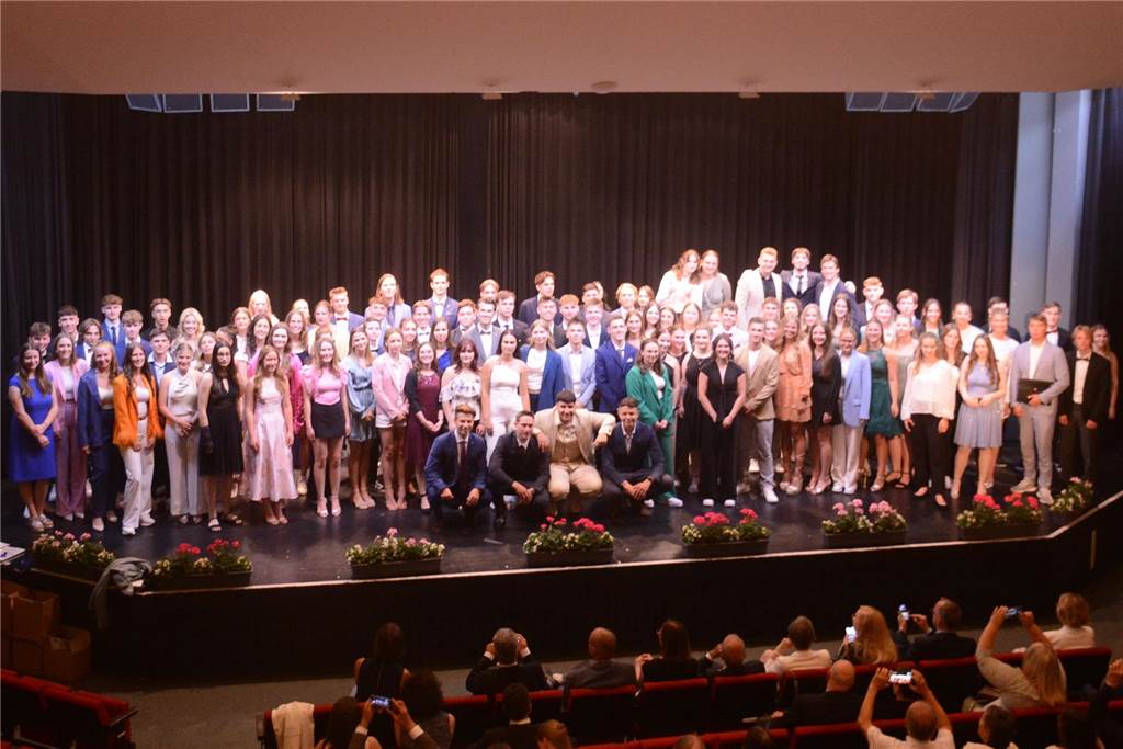 Die Abiturienten vom St. Ursula Gymnasium in der Aula.