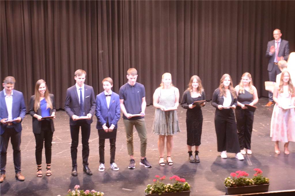St. Ursula-Gymnasium verabschiedet Abiturienten – Sechs Mal 1,0 Die Abiturientia des St. Ursula-Gymnasiums 2023.