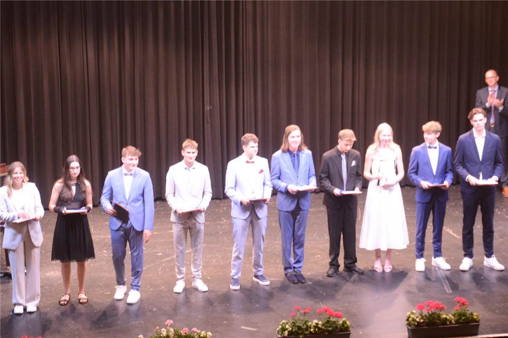St. Ursula-Gymnasium verabschiedet Abiturienten – Sechs Mal 1,0 Die Abiturientia des St. Ursula-Gymnasiums 2023.