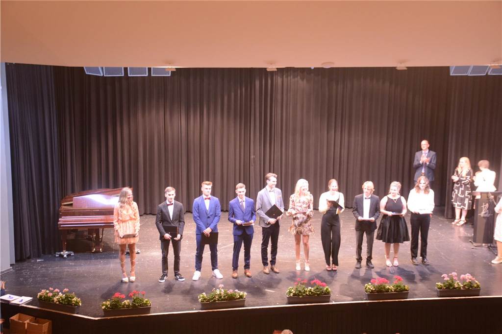 St. Ursula-Gymnasium verabschiedet Abiturienten – Sechs Mal 1,0 Die Abiturientia des St. Ursula-Gymnasiums 2023.