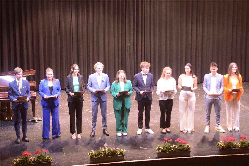 St. Ursula-Gymnasium verabschiedet Abiturienten – Sechs Mal 1,0 Die Abiturientia des St. Ursula-Gymnasiums 2023.