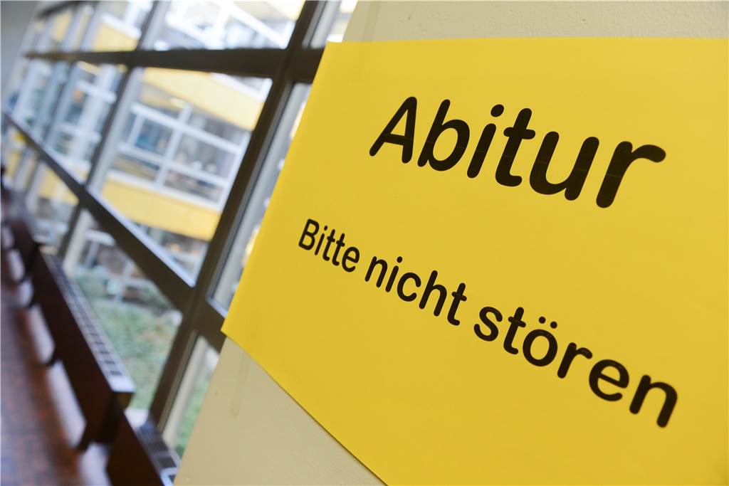 Abitur während Corona: Emily Specht (18) fühlt sich im Stich gelassen Die Abiturprüfungen finden drei Wochen später als gedacht statt und mitten in der Corona-Zeit. Viele Abiturienten finden das nicht gut.