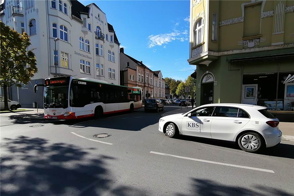 Verkehrsrecht verhindert Tempo-30-Zone im Mengeder Ortskern Ein Linienbus und ein Auto an der abknickenden Vorfahrt von der Remigiusstraße in die Straße Am Amtshaus in Mengede.