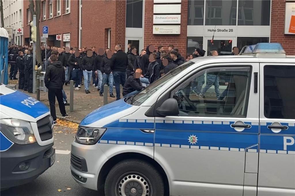 VfB-Fans planten wohl Angriff auf BVBler - der Großeinsatz im Ticker Die Abreise der VfB-Fans in bereitgestellten Bussen verläuft ruhig.