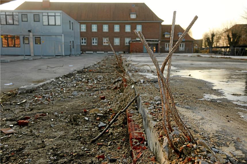 Die Abrissarbeiten an der Vitussschule sind beendet, nur noch einige Mauerreste erinnern an den schadstoffbelasteten Gebäudeteil.