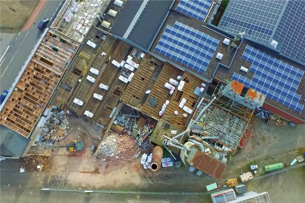 Die Abrissarbeiten der alten Deelmann-Hallen haben begonnen.