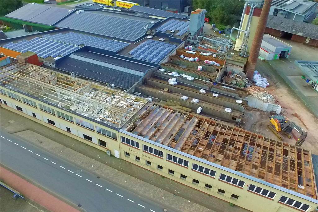 Die Abrissarbeiten der alten Deelmann-Hallen haben begonnen.