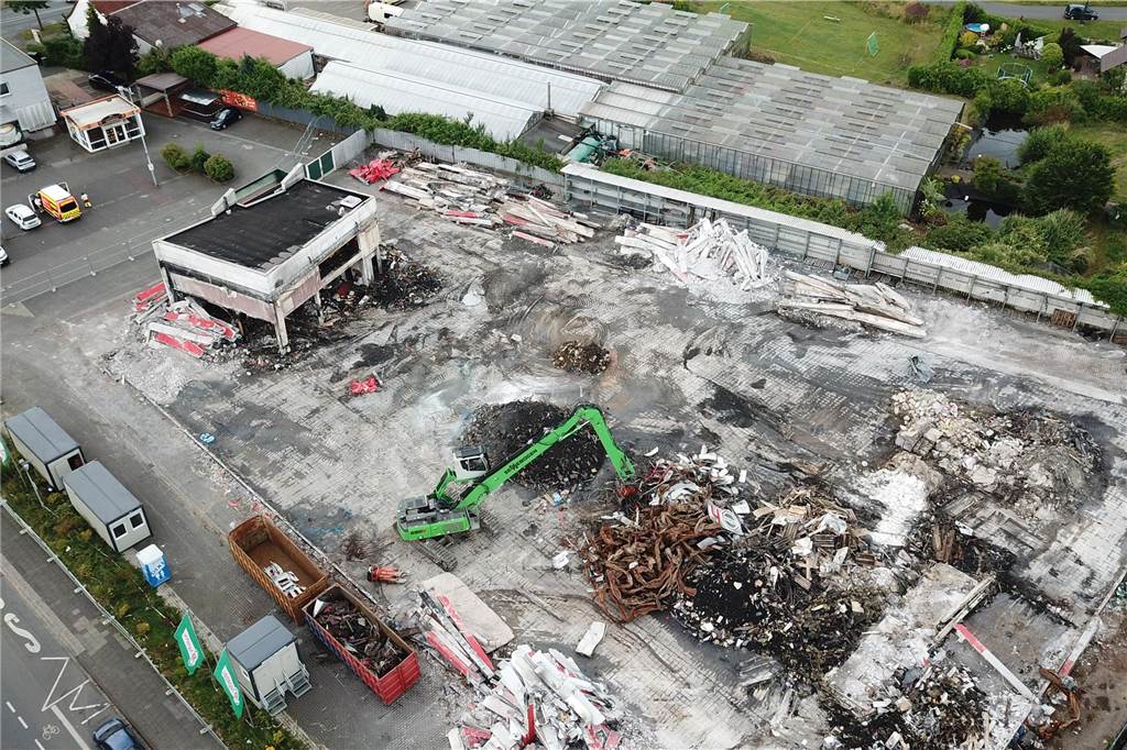 Vom abgebrannten Hagebaumarkt ist fast nichts mehr da: Luftvideo zeigt Abrissarbeiten am Westring