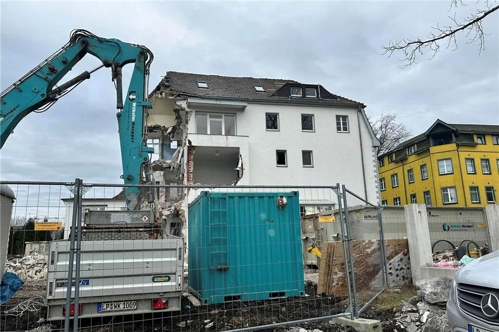 Die Abrissarbeiten laufen: An der Wartburgstraße in Castrop-Rauxel wird seit einigen Wochen hart gearbeitet. Dort werden drei alte Gebäude dem Erdboden gleich gemacht.