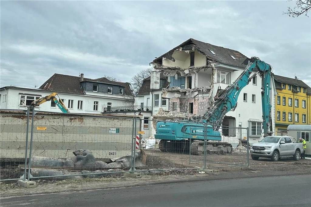 Die Abrissarbeiten laufen: An der Wartburgstraße in Castrop-Rauxel wird seit einigen Wochen hart gearbeitet. Dort werden drei alte Gebäude dem Erdboden gleich gemacht.