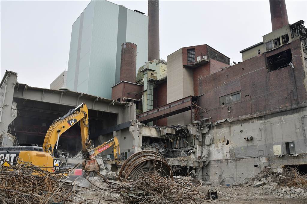 Alte Steag: Hochspannungs-Leitungen verschwinden, Schweigen zum Norden Die Abrissbagger arbeiten sich zu den großen Gebäuden vor.