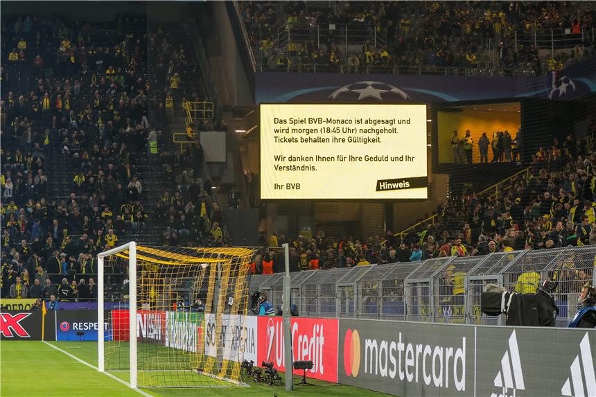 Bartra "schwer verletzt" - Polizei findet Schreiben Die Absage wurde unter anderem per Leinwand übermittelt.
