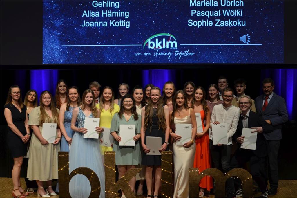 Berufskolleg Lise Meitner verabschiedet seine Absolventen Die Absolventen der Fachhochschulreife aus der Klasse FOS12a