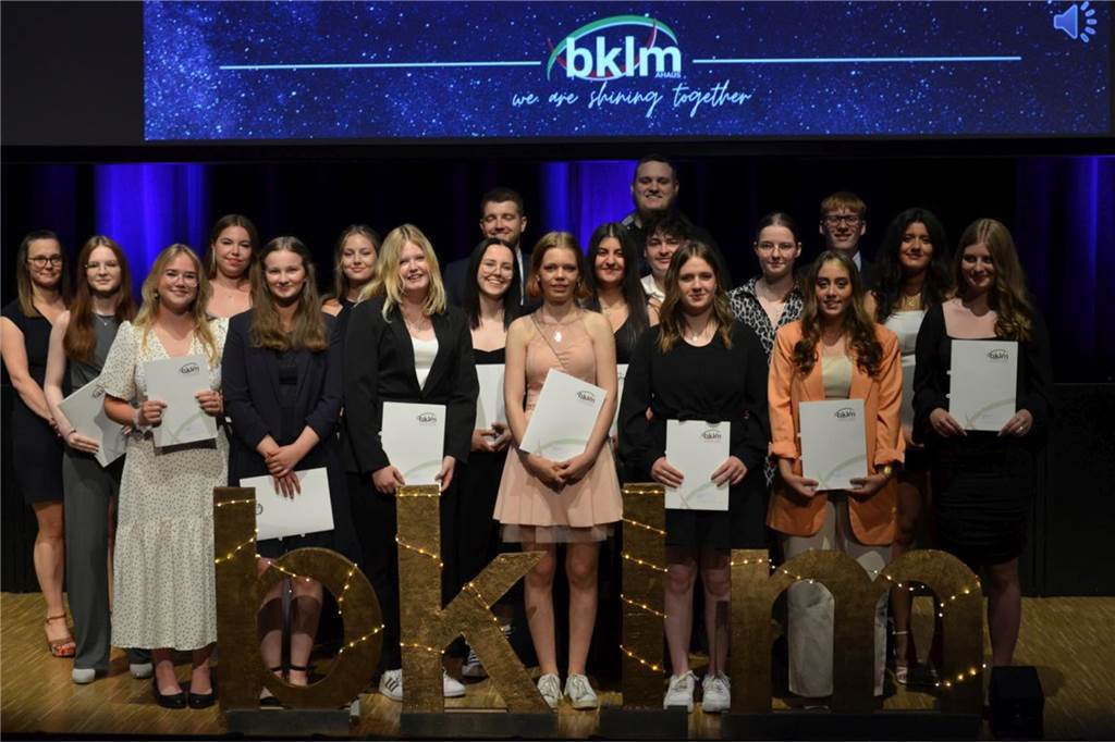 Berufskolleg Lise Meitner verabschiedet seine Absolventen Die Absolventen der Fachhochschulreife aus der Klasse FOS12c