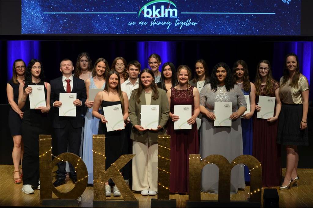 Berufskolleg Lise Meitner verabschiedet seine Absolventen Die Absolventen der Fachhochschulreife aus der Klasse FOS12d