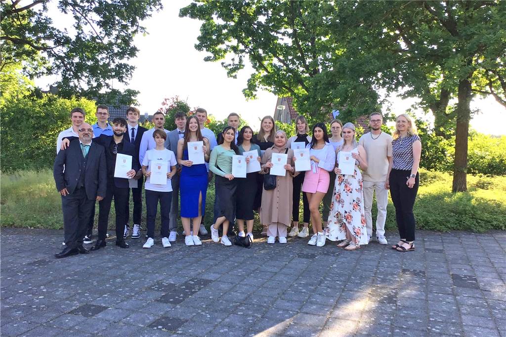 Fachoberschüler legen mit viel Disziplin Grundsteine für die Zukunft Die Absolventen der FOS12 der Berufskollegs für Wirtschaft und Verwaltung: Malte Bakker, Lion Büscher, Anna Byvank, Cem Cetin, Svenja Fiedler, Lino Henning, Timo Hoogstoel, Merve Kocak, Sinem Köse, Lara Lepping, Samer Mohammad, Yousra Öztep, Sophia Plate, Klarissa Robert, Eileen Savci, Marek Schreiber, Malou Stein, Philipp Velken, Hannah Vogelsang, Jeremy Zühlsdorf