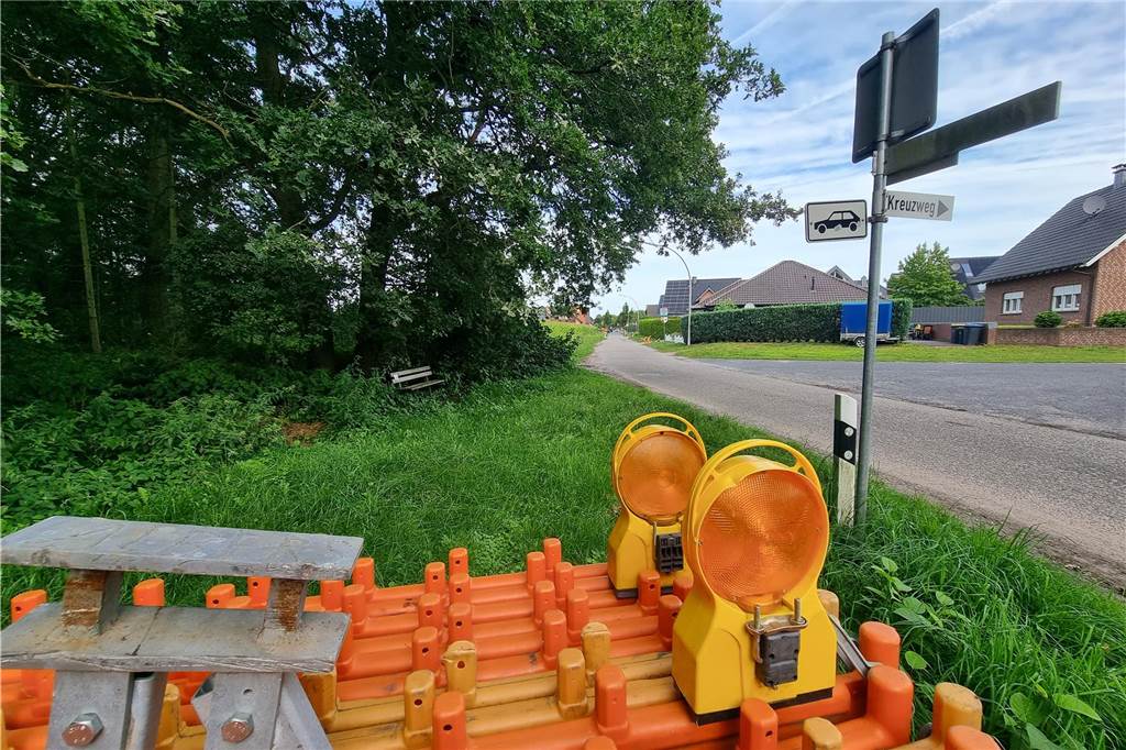 Endausbau Schöppinger Straß: Anlieger zahlen 90 Prozent der Kosten Die Absperrbaken stehen bereits vor Ort. Ab Montag (28. August) wird die Schöppinger Straße wegen des Endausbaus für den verkehr gesperrt.