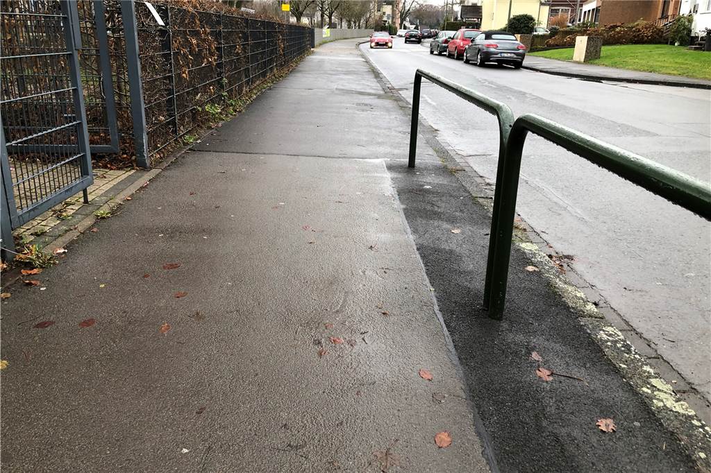 Husener Eichwaldstraße bleibt weiter Sorgenkind der Ortspolitik Die Absperrbügel sollen weiter durchgezogen werden, um die Fußgänger, zu denen viele Kinder gehören, zu schützen