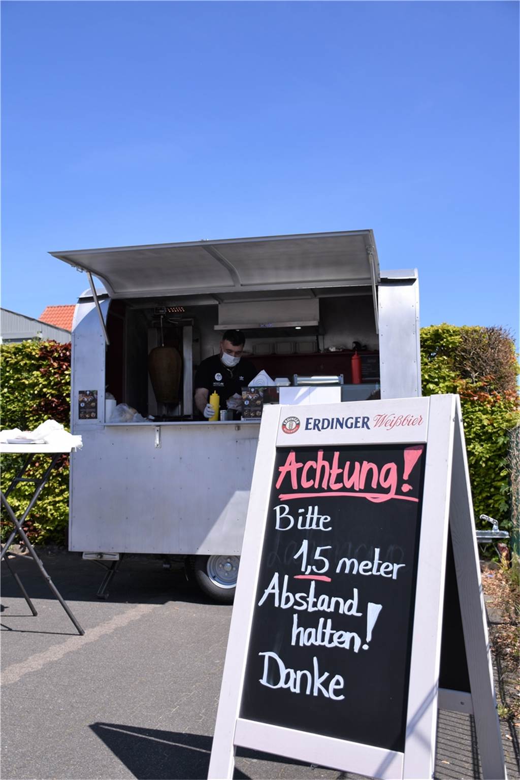 Gründer-Duo startet neuen Streetfood-Döner zum Sonderpreis Die Abstandsregelung wurde beim Verkauf beachtet.