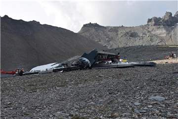 Die Absturzstelle der JU-52: Die Opfer - elf Männer und neun Frauen - stammen aus der Schweiz und Österreich. Foto: CANTONAL POLICE OF GRISONS/Keystone