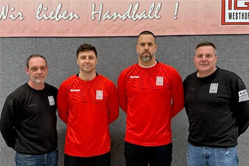 HSG macht weiter mit Peter Hengstenberg: Auch ein anderer Name gehört zur Trainer-Personalie Zwei Trainer und zwei Funktionäre der HSG Schwerte/Westhofen blicken in die Kamera.