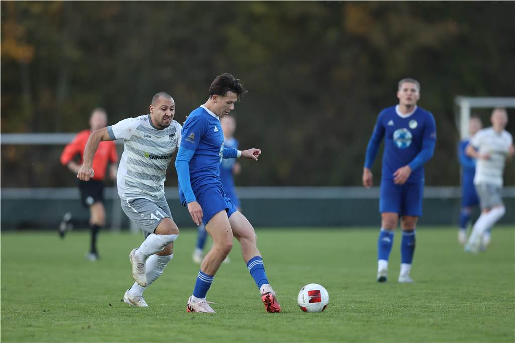 Erst mit Schmerzen am Boden, dann Vorlage Ufuk Ekincier vom FC Nordkirchen läuft einen Gegenspieler an.