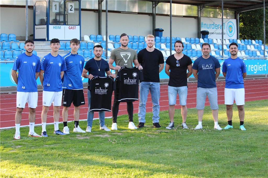 Acht Neuzugänge! VfL Kamen rüstet auf für die Bezirksliga: Ex-Profi und Regionalligaspieler kommen Die acht Neuzugänge für den VfL Kamen: Abdul Aljouk (v.l.), Ercan Akman, Nico Kollakowski (alle eigene U19), Emre Demir (IG Bönen), Rene Lindner (RW Ahlen), Leon Schneider (Hammer SpVg II), Kadir Kopuz (TuS Hannibal) und Metehan Tekelier (r., ebenfalls eigene U19) - hier mit VfL-Trainer Sebastian Laub (2.v.r.).