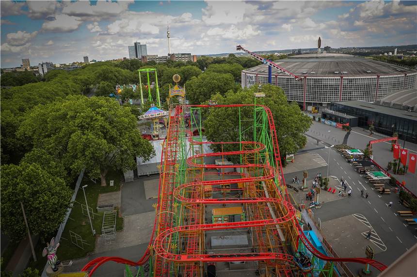 Fahren sie mit auf der „Wilden Maus XXL“ im funDOmio Die Achterbahn an den Westfalenhallen bietet auch einen guten Blick über Dortmund.
