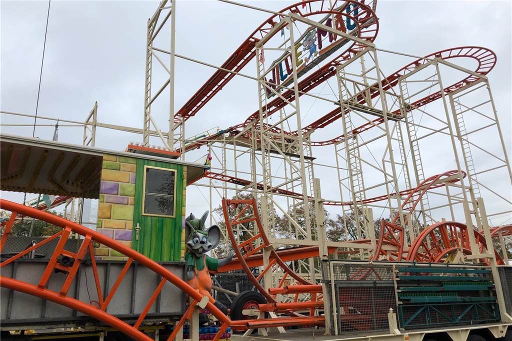 Simjü-Karussell: So entsteht die Achterbahn Wilde Maus, das größte Fahrgeschäft der Kirmes Die Achterbahn Wilde Maus ist das größte Fahrgeschäft auf Simjü.