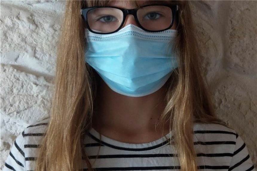 Nervig oder nötig? Wie kommt die Maskenpflicht am Selmer Gymnasium an? Die Achtklässlerin Emilia Hemsing des Städtischen Gymnasiums in Selm muss seit Schuljahresbeginn eine Maske in der Schule tragen. Obwohl sie es nervig findet, hält sie die Entscheidung doch für richtig und hofft somit, dass es in Zukunft weniger Fälle von Corona geben wird.