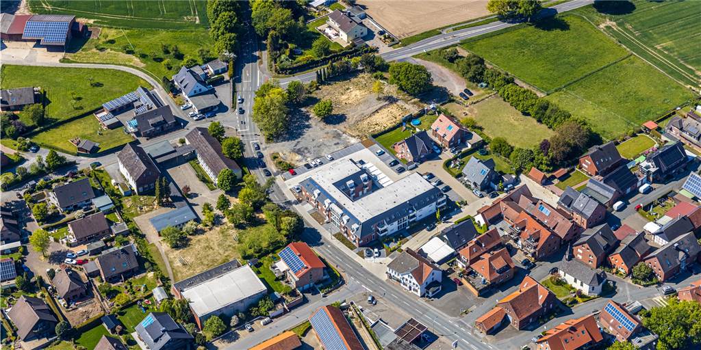 Lavesumer empören sich über geplante Achtfamilienhäuser in ihrem Dorf Die Ackerfläche (r.) hinter dem Biko-Markt-Gelände und hinter den Kastanienhöfen (Bildmitte) soll als neues Baugebiet entwickelt werden. Die Art der geplanten Bebauung stößt auf heftige Kritik.