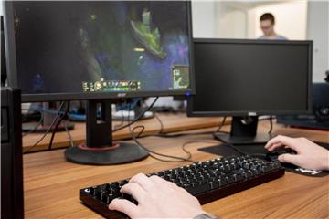 Die ad hoc gaming GmbH bietet mit „Duales Gaming“, im ElsterCube in Gera eSportlern erstmalig die Möglichkeit, in gleichem Umfang zu trainieren und sich in einem Beruf ausbilden lassen zu können. Foto: Christoph Soeder