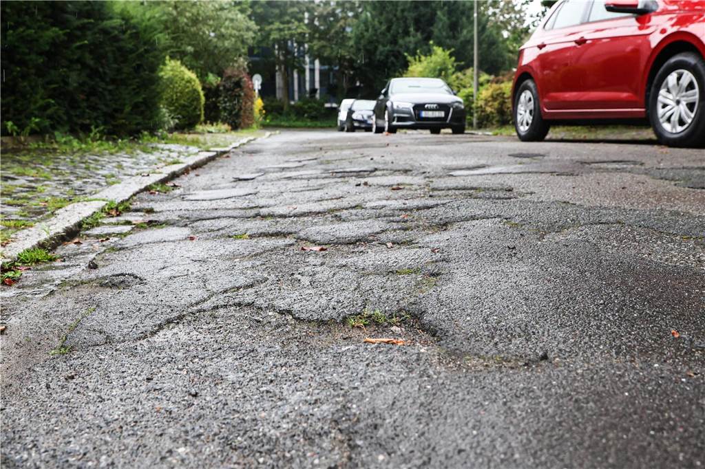 Straßen im katastrophalen Zustand: Was die Stadt jetzt tun will Die Adickestraße in der östlichen Innenstadt hat eine Reparatur dringend nötig.
