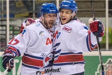 Die Adler Mannheim feiern den Gruppensieg in der Champions-League-Vorrunde. Foto: Armin Weigel/Archiv