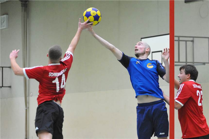 Korfball: Adler fahren ungefährdeten Sieg gegen Schweriner KC II ein Die Adler Rauxel (blaue Trikots) hatten keine großen Probleme mit dem Schweriner KC II.