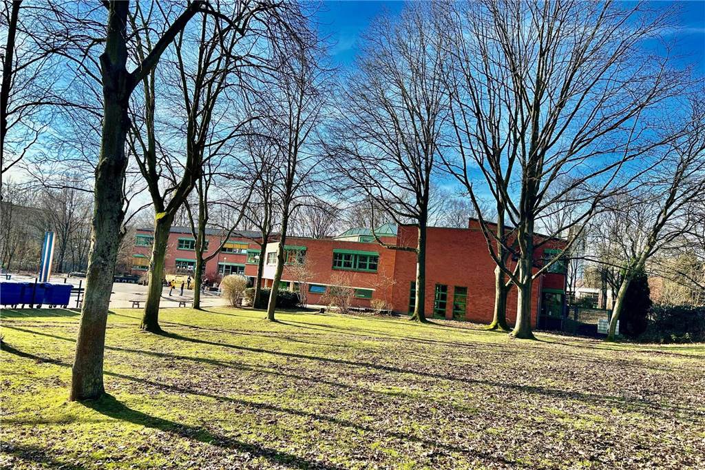 Adolf-Schulte-Schule: Nach 23 Jahren ist Schluss für Ursula Lessig Die Adolf-Schulte-Schule in Aplerbeck ist ein orangefarbener Bau im Grünen.