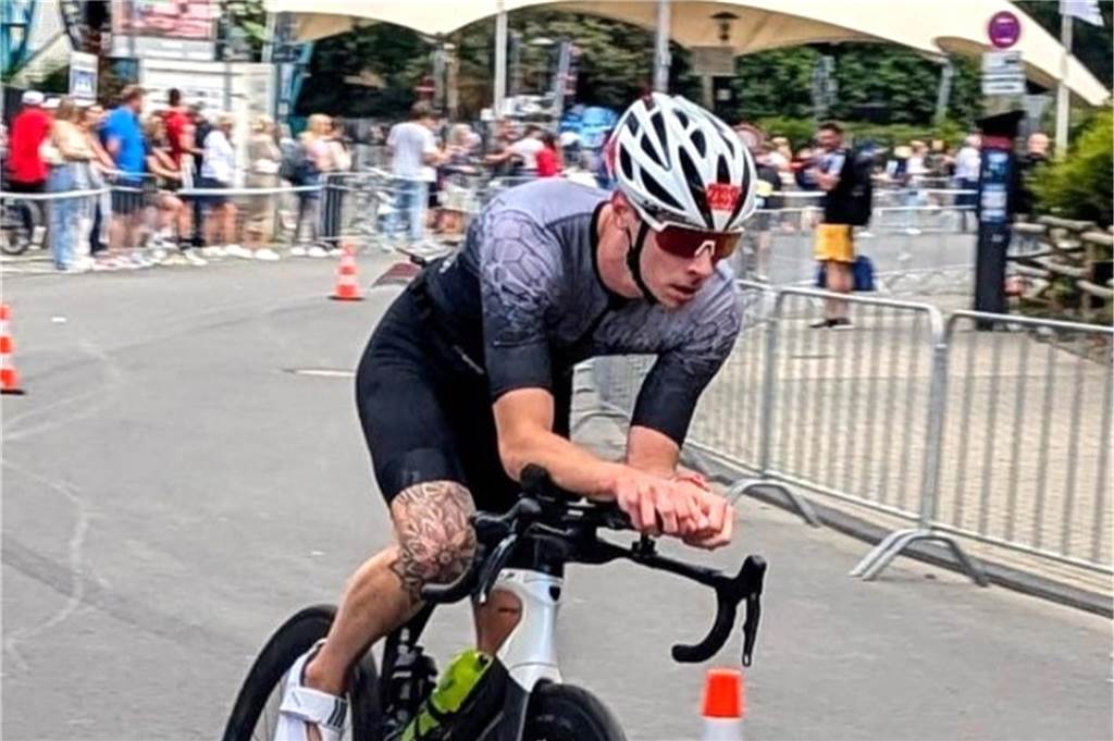 „Da geht noch mehr“: Lorenz Niedrig (26) eifert im Triathlon seinem Vater Andreas (56) nach Triathlon; 8. September 2024, Köln-Triathlon. Lorenz Niedrig startet in Kökn bei seiner ersten Olympischen Distanz im Triathlon und wird auf Anhieb Sechster in der AK25.
