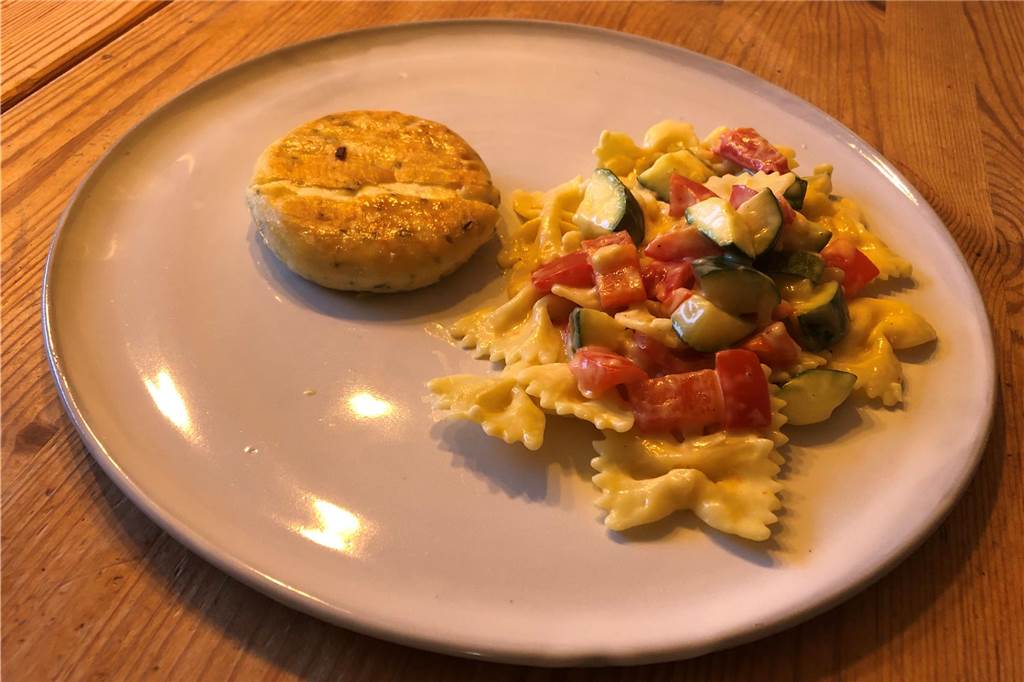 Schmeckt garantiert jedem Kind: Leckere Hollandaise-Nudeln mit Gemüse Gericht für Kinder: Hollandaise-Nudeln mit Gemüse.