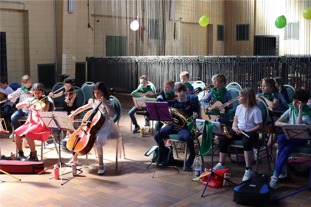 Premiere gelungen: 300 Kinder beim ersten „JeKits“-Festival Orchester mit Grundschulkindern