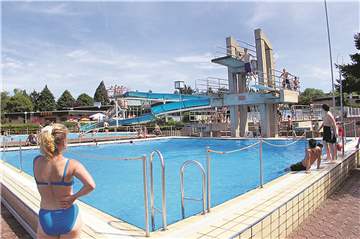 Die älteren unter unseren Lesern werden sich erinnern: In Unna-Massen gab es einmal ein Freizeitbad mit Sauna und Solebecken. Seine Schließung und die Aufgabe der Eishalle zeigen durchaus Parallelen auf. Für die SPD aus Massen könnte es nun aber auch eine gemeinsame Lösung geben.