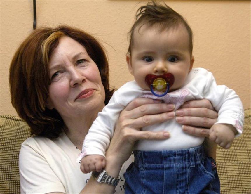 65-Jährige brachte Vierlinge zur Welt Die älteste Mutter Deutschlands Annegret Raunigk.